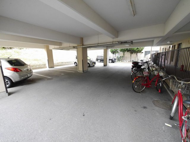 コーポエバーグリーンの駐車場