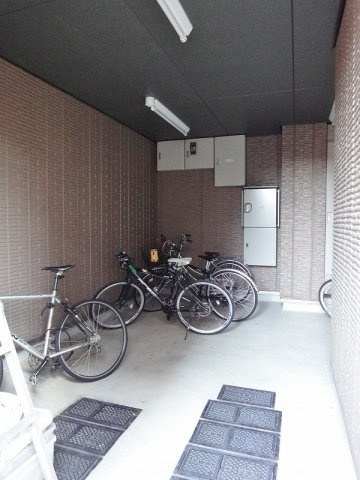 【その他共用部分】 | ラフィネ【SHM】 | 屋内の駐輪場で雨が降っても大切な自転車が濡れなくてすみますね♪自転車はちょっとした移動手段に便利ですよね！