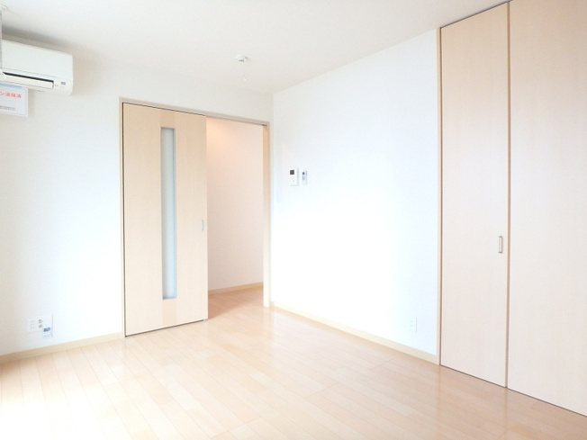 【寝室】 | ラフィネ【SHM】 | クローゼットのある南西向き洋室7.3帖のお部屋です！お洋服の多い方もお部屋が片付いて快適に過ごせますね♪