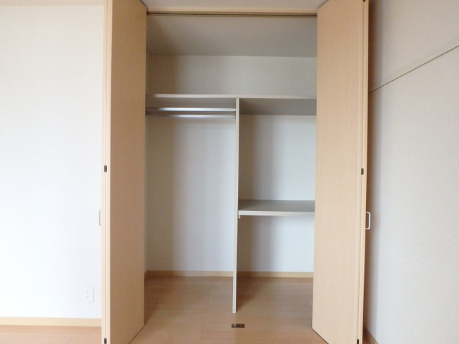 【収納】 | ラフィネ【SHM】 | 洋室7.3帖のお部屋にあるクローゼットです♪大切なお洋服もしわにならないようにハンガーがけができます☆