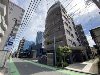 【外観】 | 2009年築、ペット飼育可能マンション！
2階角部屋バルコニーも広々しています。草ヶ江小学校まで徒歩4分でお子様のいる家庭も安心な立地です