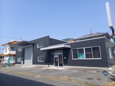 【外観】 | 松原倉庫付き事務所 | きれいな外観です。駐車も前面にできます。