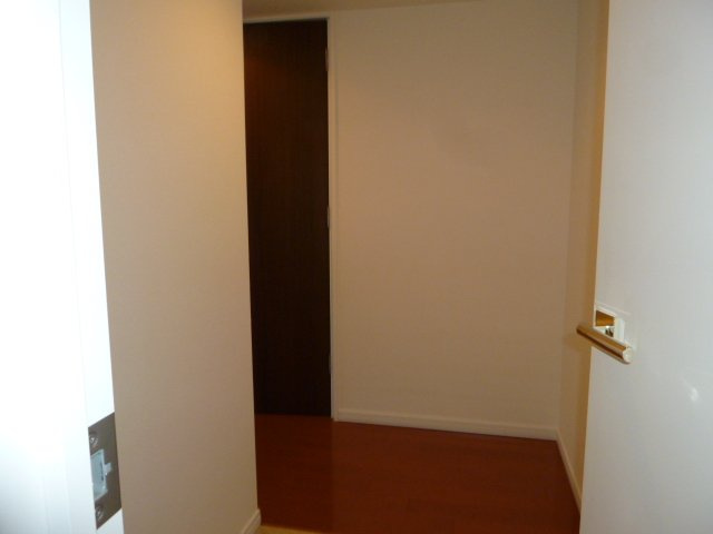 プライムメゾン南2条の玄関