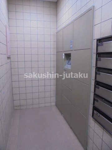 アルファグランデ西八千代　３階部分のエントランス|宅配ボックス