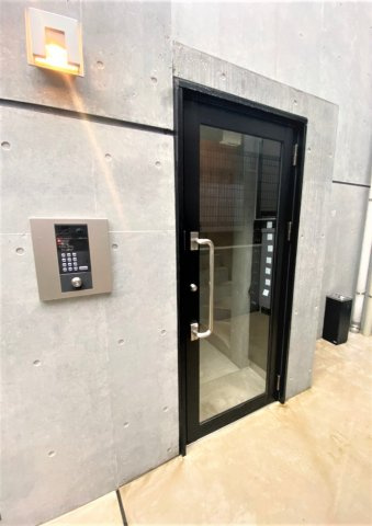 「防音マンション」ラシクラス中野坂上のエントランス|コンクリート調でおしゃれなエントランス