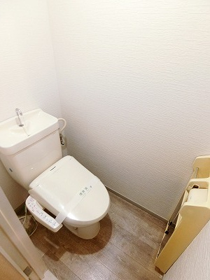 【トイレ】 | プレミールNAGAO | トイレは温水洗浄便座付き♪人気のバストイレ別です♪トイレットペーパーなどの小物を置ける棚付きです♪