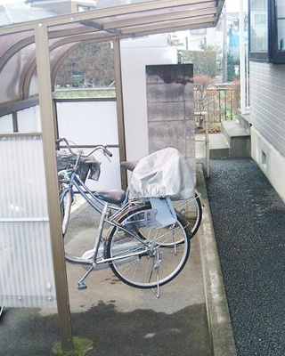 【その他共用部分】 | プレミールNAGAO | 屋根付きの駐輪場で雨が降っても大切な自転車が濡れなくてすみますね♪駅から自転車もおすすめです！