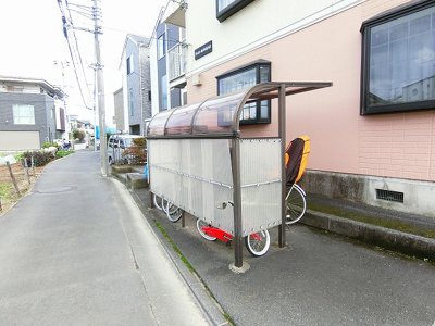 【その他共用部分】 | プレミールNAGAO | 屋根付きの駐輪場で雨が降っても大切な自転車が濡れなくてすみますね♪荷物が重いときに自転車があれば助かりますね！