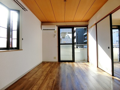 【洋室】 | プレミールNAGAO | 南西向き洋室6帖☆バルコニーに繋がる角部屋二面採光のお部屋です！出窓があるのでインテリアを飾って楽しむこともできます♪こちらのお部屋にもエアコンがついています♪