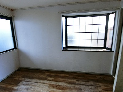 【洋室】 | プレミールNAGAO | 洋室6帖☆玄関側にある角部屋二面採光のお部屋です♪寝室や子供部屋としておすすめです！勉強も捗りそう！こちらのお部屋もエアコン完備◎全室にエアコンが付いていて快適ですね◎