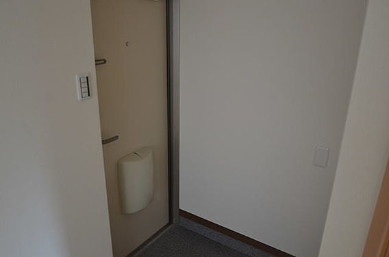 寿マンションの玄関