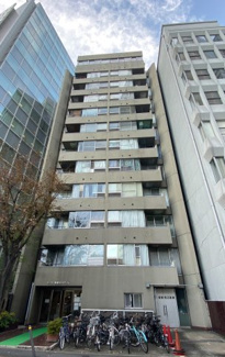 【外観】 | 鉄筋鉄骨コンクリート造12階建　ダークグレイが特徴のマンションです。