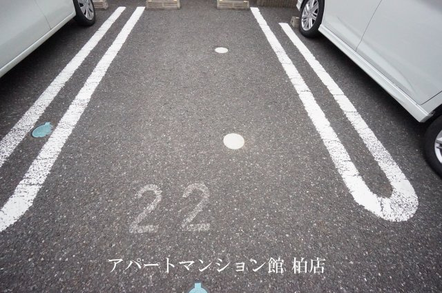 クレストパークＤの駐車場