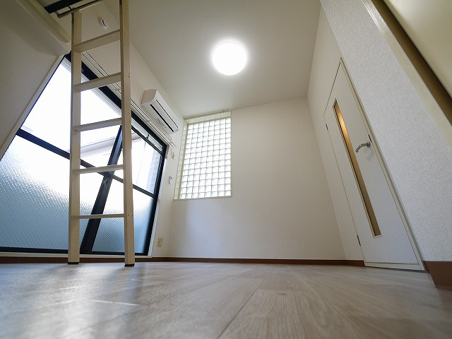 シティパレス学園前Ｐ７の洋室