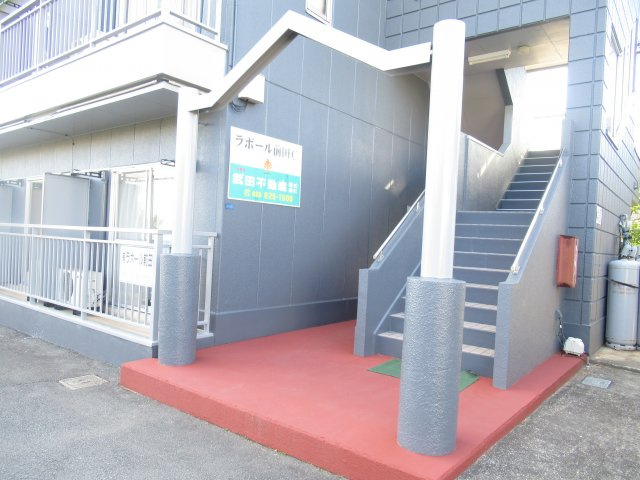 ラポール前田Cのエントランス