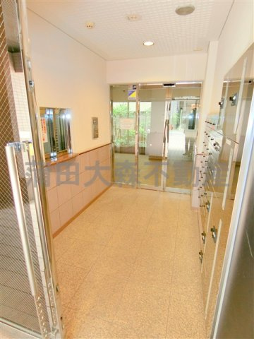 エクセルダイア蒲田Ⅲのエントランス|エントランス　防犯カメラ宅配BOXのあるエントランス