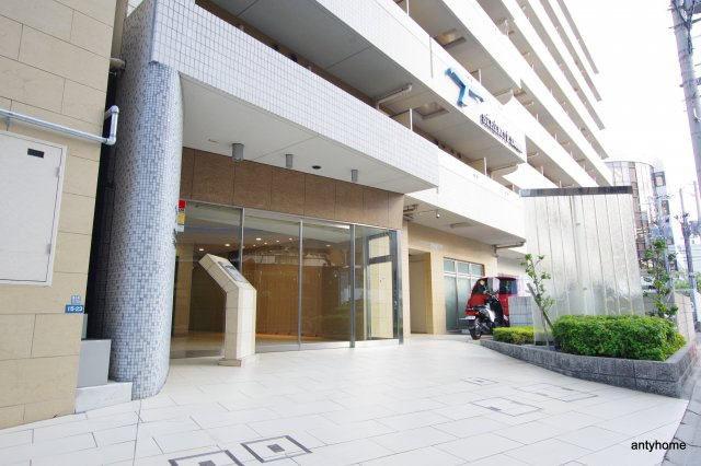 SERENiTE江坂四番館　仲介手数料無料のエントランス
