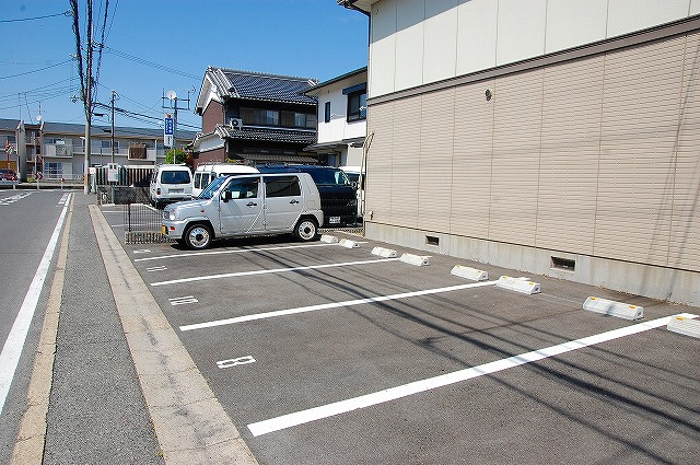パルテール三条Bの駐車場|駐車場があるので、車を買う予定の方も安心です