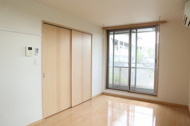 【洋室】 | ラフィネ【SHM】 | バルコニーに繋がる南西向き角部屋二面採光7.9帖の洋室です♪エアコン付きで1年中快適に過ごせますね☆