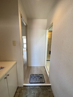 【展望】 | 玄関から室内への景観です！右手に洗面所、左手にダイニングキッチンがあります★