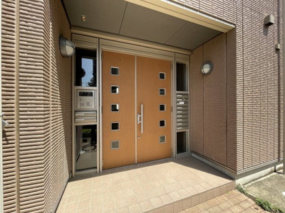 【エントランス】 | ラフィネ【SHM】 | 共用エントランスは不審者の侵入を未然に防ぐオートロック付き！防犯対策充実しています◎