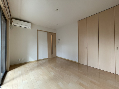 【寝室】 | ラフィネ【SHM】 | クローゼットのある南西向き洋室7.3帖のお部屋です！お洋服の多い方もお部屋が片付いて快適に過ごせますね♪