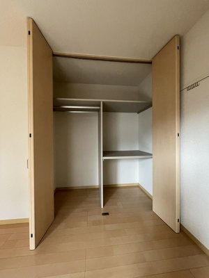 【収納】 | ラフィネ【SHM】 | 洋室7.3帖のお部屋にあるクローゼットです！大切なお洋服もしわにならないようにハンガーがけができます☆
