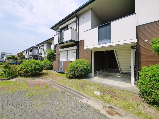 エスパシオ高の原Dのエントランス|ゆとりのあるエントランスです