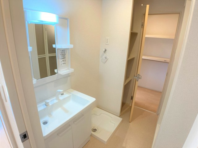 メルヘン フォレスト Bの洗面所|別部屋の写真を反転させたものになります。
