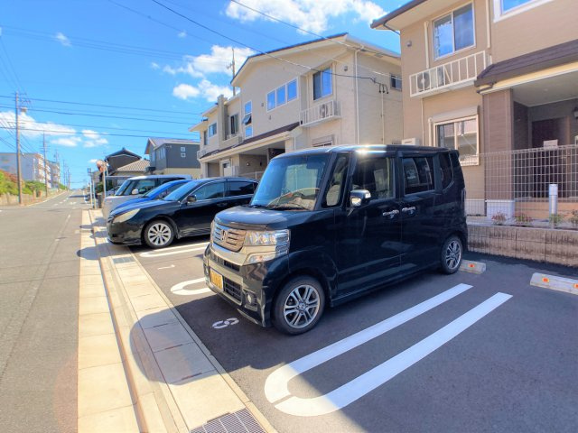 メルヘン フォレスト Bの駐車場