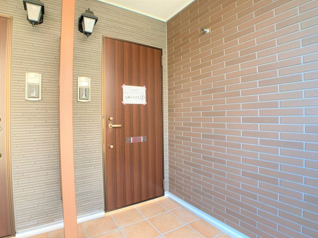 メルヘン フォレスト Bのエントランス|別部屋の写真を反転させたものになります。