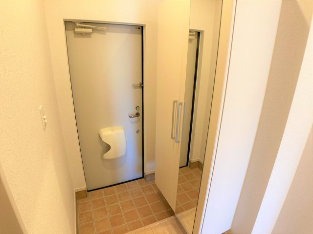 メルヘン フォレスト Bの玄関|別部屋の写真を反転させたものになります。