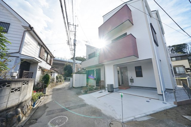 上星川駅から平坦徒歩１４分！シューズインクローゼット、パントリー付、収納豊富な２SLDK。保土ヶ谷区川島町　新築戸建ての前面道路含む現地写真