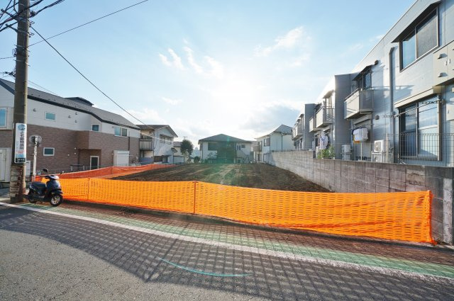 全居室南向きにつき陽当り良好♪カースペース３台♪保土ヶ谷区峰岡町２丁目　全２棟新築戸建ての外観