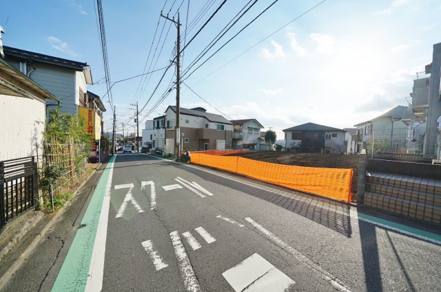 インナーバルコニー採用♪カースペース３台♪保土ヶ谷区峰岡町２丁目　全２棟新築戸建ての前面道路含む現地写真