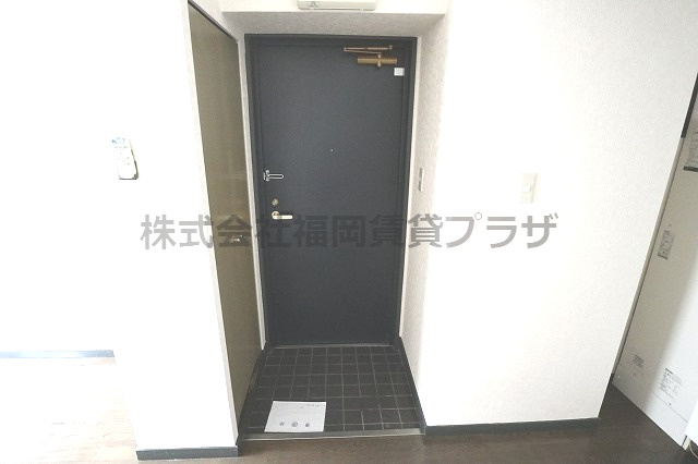 ダイナコート天神アベニューの玄関|別号室のものになります。現状優先。