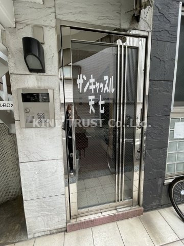 ラチチュード天七（旧サンキャッスル天七）のエントランス|落ち着いたエントランスです