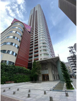 【外観】 | 大阪の中心梅田エリアに建つ地上43階建ての超高層タワーマンションで総戸数385戸のビッグコミュニティです♪
