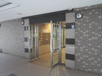 【エントランス】 | JR・私鉄各線「横浜」駅徒歩15分、相鉄線「平沼橋」駅徒歩11分と好立地。
通勤時間の短縮でご家族と過ごす時間を増やす事が出来ます。