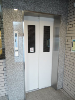 【その他共用部分】 | お買い物時やベビーカーの出し入れに便利なエレベーター付
