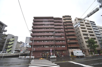 【外観】 | ライオンズマンション平沼第5 | 南東向き7階部分、陽当たり・眺望良好です。
収納力のある1.2帖のWICやテレワークができるDENカウンターを新設。
