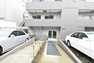 【エントランス】 | シャトレー北馬込 | 東急大井町線「荏原町」駅徒歩9分、都営浅草線「馬込」駅徒歩7分
東急池上線「長原」駅徒歩11分。忙しい朝が助かる立地、暮らしにゆとりが生まれます。