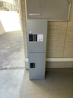 【その他共用部分】 | 共用エントランスには宅配BOXがあるので荷物の受け取りもスムーズに♪再配達を依頼する手間が省けます☆