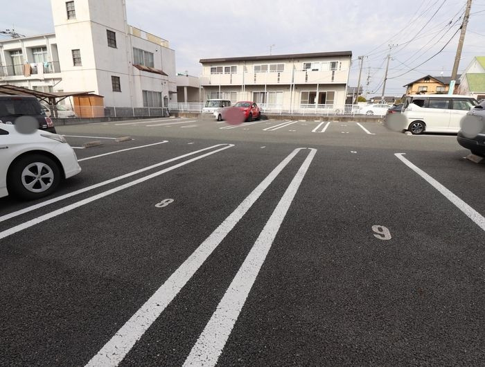 アベニュー花立の駐車場