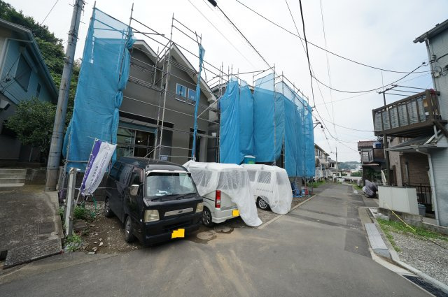 横浜市保土ケ谷区仏向町の新築一戸建の前面道路含む現地写真|周辺は第一種低層住居地域の閑静な住宅街です。