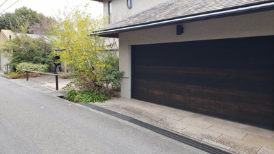 【外観】 | 芦屋山手町中古戸建 | 車庫（屋内2台+屋外2台）