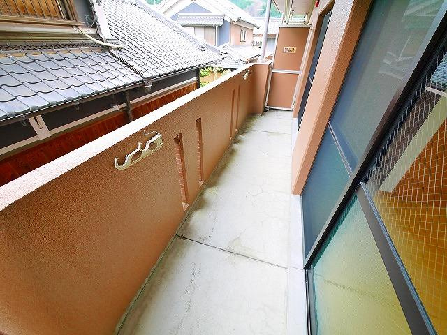 グランドールコートのバルコニー|暖かな日差しのふりそそぐバルコニー