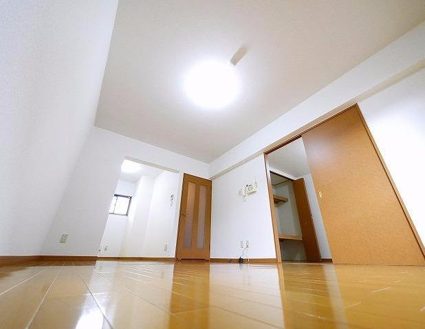 グランドールコートの居間・リビング|こちらの居間で趣味の時間をお楽しみください