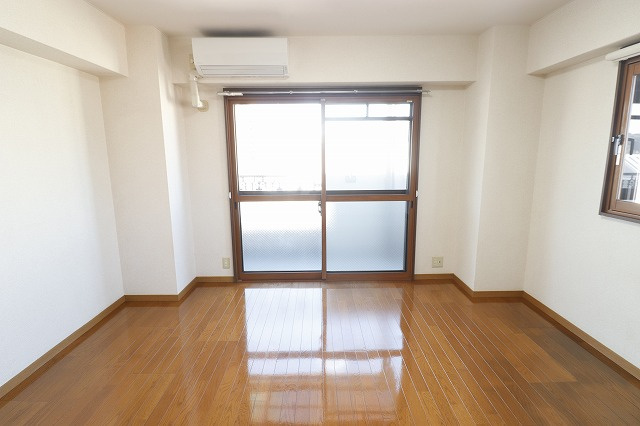 メゾンドレーヴナガオの洋室|明るい洋室です