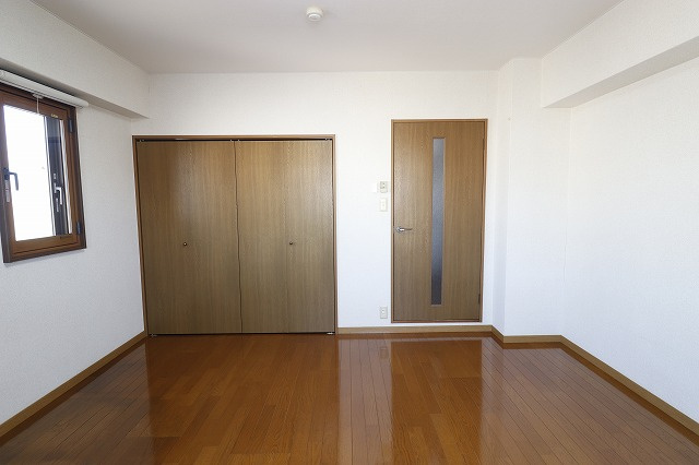 メゾンドレーヴナガオの洋室|コンパクトで使いやすい洋室です